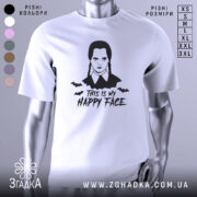 Футболка Венздей хеппі фейс білого кольору, зображена на манекені, з принтом у вигляді обличчя персонажа з косичками та написом 'THIS IS MY HAPPY FACE', фон світло-сірий, деталі принта включають летючих мишей.
