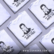 Футболка Венздей хеппі фейс білого кольору, зображена на манекені, з принтом у вигляді обличчя персонажа з косичками та написом 'THIS IS MY HAPPY FACE', фон світло-сірий, деталі принта включають летючих мишей.