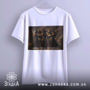 Футболка відьомський вайб, біла, підвішена на вішалці, фон сірий, принт з чотирма відьмами в чорних сукнях, текст 'GIRLS WILL BE GIRLS' під принтом.