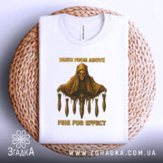 Футболка військовий стиль, біла, зображена зверху, складена на плетеній основі, фон світлий, принт з черепом у капюшоні та бомбами, текст 'DEATH FROM ABOVE' і 'FIRE FOR EFFECT' жовтого кольору.