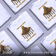 Футболка військовий стиль, біла, зображена з фронтального ракурсу на манекені, фон світло-сірий, принт з черепом у капюшоні та бомбами, текст 'DEATH FROM ABOVE' і 'FIRE FOR EFFECT' жовтого кольору.