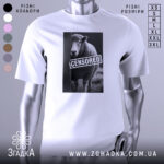 Футболка вівця цензоред, біла, зображена з фронтального ракурсу, на фоні світлого градієнта, принт з овечкою та написом 'CENSORED' на чорному фоні.