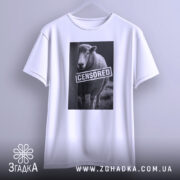 Футболка вівця цензоред, біла, підвішена на вішалці, на фоні світлого градієнта, принт з овечкою та написом 'CENSORED' на чорному фоні.