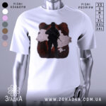 Футболка воїн України, біла, зображена на манекені, фон світлий, принт з силуетом солдата на червоному фоні з контуром України.