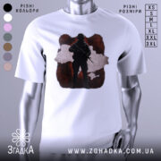 Футболка воїн України, біла, зображена на манекені, фон світлий, принт з силуетом солдата на червоному фоні з контуром України.