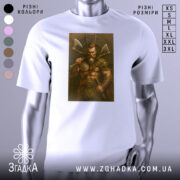 Футболка воїн вікінг білого кольору, зображена з фронтального ракурсу на манекені, фон світло-сірий, принт зображає м'язистого вікінга з сокирами на фоні кельтського орнаменту.