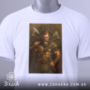 Футболка воїн вікінг білого кольору, зображена зверху на столі, фон світло-сірий, принт зображає м'язистого вікінга з сокирами, на футболці є етикетка з зеленим шнурком.