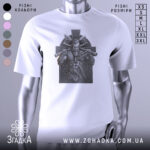 Футболка воїн вікінг білого кольору, зображена з фронтального ракурсу на манекені, фон світло-сірий, принт зображає потужного вікінга з сокирами на фоні кельтського хреста.