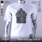 Футболка воїн вікінг білого кольору, зображена з фронтального ракурсу на манекені, фон світло-сірий, принт зображає потужного вікінга з сокирами на фоні кельтського хреста.