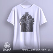 Футболка воїн вікінг білого кольору, підвішена на вішалці, зображення вікінга з сокирами на фоні кельтського хреста, фон світло-сірий.