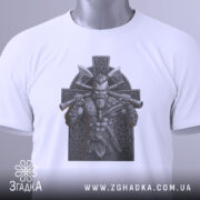 Футболка воїн вікінг білого кольору, складена на столі, зображення вікінга з сокирами на фоні кельтського хреста, видно етикетку з логотипом бренду.