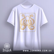 Футболка восьминіг у квадраті, біла, підвішена на вішалці, фон світло-сірий, принт з оранжевим восьминогом в квадраті.