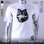 Футболка вовчий погляд, біла, зображена з фронтального ракурсу, на фоні світло-сірого кольору, принт з чорним зображенням голови вовка з деталізацією шерсті.