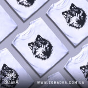 Футболка вовчий погляд, біла, зображена з фронтального ракурсу, на фоні світло-сірого кольору, принт з чорним зображенням голови вовка з деталізацією шерсті.