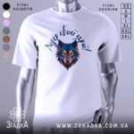 Футболка вовк лідер зграї, біла, зображена з близького ракурсу, на фоні світло-сірого градієнту, принт з геометричним зображенням вовка в синіх та оранжевих тонах, текст зверху написаний рукописним шрифтом.