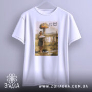 Футболка все під контролем. Білий колір, ракурс спереду, фон світлий. Принт з жінкою, яка тримає кошик з білизною, текст 'It's Fine, I'm Fine' та 'Everything's Fine'.