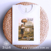 Футболка все під контролем. Білий колір, ракурс зверху, фон плетений. Принт з жінкою, яка тримає кошик з білизною, текст 'It's Fine, I'm Fine' та 'Everything's Fine'.