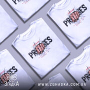 Футболка вибух емоцій. Біла футболка з принтом, на якому зображена кулак, що пробиває стіну, з текстом 'broken PROMISES'. Фон нейтральний, акцент на принті. Ракурс з правого боку.