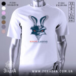 Футболка взагалі я добрий, біла, зображена з правого боку, на фоні світло-сірого кольору, принт з зображенням агресивного зайця з червоними очима та написом під ним.