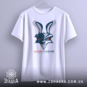Футболка взагалі я добрий, біла, зображена з фронтальної сторони, на фоні світло-сірого кольору, принт з агресивним зайцем, розташований по центру.