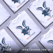 Футболка взагалі я добрий, біла, зображена з правого боку, на фоні світло-сірого кольору, принт з зображенням агресивного зайця з червоними очима та написом під ним.