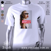 Футболка wanted стиль, біла, зображена на манекені, фон світло-сірий, принт з профільним зображенням жінки з червоними губами та написом 'WANTED' на червоному фоні.