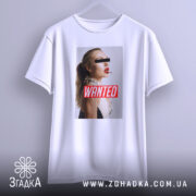 Футболка wanted стиль, біла, підвішена на вішалці, фон світло-сірий, принт з профільним зображенням жінки з червоними губами та написом 'WANTED' на червоному фоні.