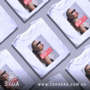 Футболка wanted стиль, біла, зображена на манекені, фон світло-сірий, принт з профільним зображенням жінки з червоними губами та написом 'WANTED' на червоному фоні.