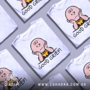 Футболка з Чарлі білого кольору, зображена на манекені, з принтом, де Чарлі Браун сидить з опущеними руками, підписом 'GOOD GRIEF!' під ним, фон світло-сірий.