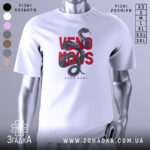 Футболка з отруйною змією, білого кольору, зображена з близького ракурсу на манекені, фон світлий, принт з чорної змії, що обвивається навколо червоного тексту 'VENOMOUS KEEP AWAY'.