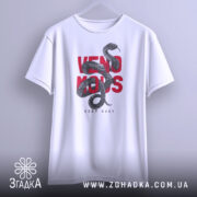 Футболка з отруйною змією, білого кольору, підвішена на вішалці, фон світло-сірий, принт з чорної змії, що обвивається навколо червоного тексту 'VENOMOUS KEEP AWAY'.