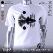 Футболка з природою, біла, зображена на манекені, фон світло-сірий, принт з чорними деревами, озером і сонцем, деталі принта включають відображення в воді.