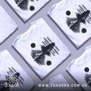 Футболка з природою, біла, зображена на манекені, фон світло-сірий, принт з чорними деревами, озером і сонцем, деталі принта включають відображення в воді.