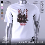 Футболка заяча мафія, біла, зображена з фронтального ракурсу на манекені, фон нейтральний, принт з зображенням кролика в чорному костюмі з мечем, текст на принті японською мовою та написом 'ZAYKUZA'.