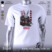 Футболка заяча мафія, біла, зображена з фронтального ракурсу на манекені, фон нейтральний, принт з зображенням кролика в чорному костюмі з мечем, текст на принті японською мовою та написом 'ZAYKUZA'.