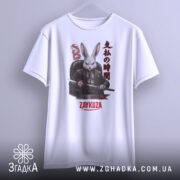 Футболка заяча мафія, біла, зображена з фронтального ракурсу на вішалці, фон світлий, принт з зображенням кролика в чорному костюмі з мечем, текст на принті японською мовою та написом 'ZAYKUZA'.