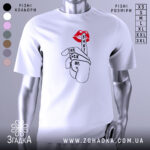 Футболка жест тиші, біла, зображена на манекені, фон світло-сірий, принт з червоними губами та рукою, що показує жест тиші, текст чорного кольору.