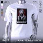 Футболка жінка тату білого кольору, зображена в анфас на манекені, фон градієнтний сірий, принт з чорно-білою жінкою з червоними губами та татуюваннями, текст "ВЖЕ НЕ МОЖУ" під зображенням.