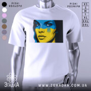 Футболка жінка Україна, біла, зображена на манекені, фон градієнтний сірий, принт з обличчям жінки з синьо-жовтим малюнком на обличчі та гербом України.