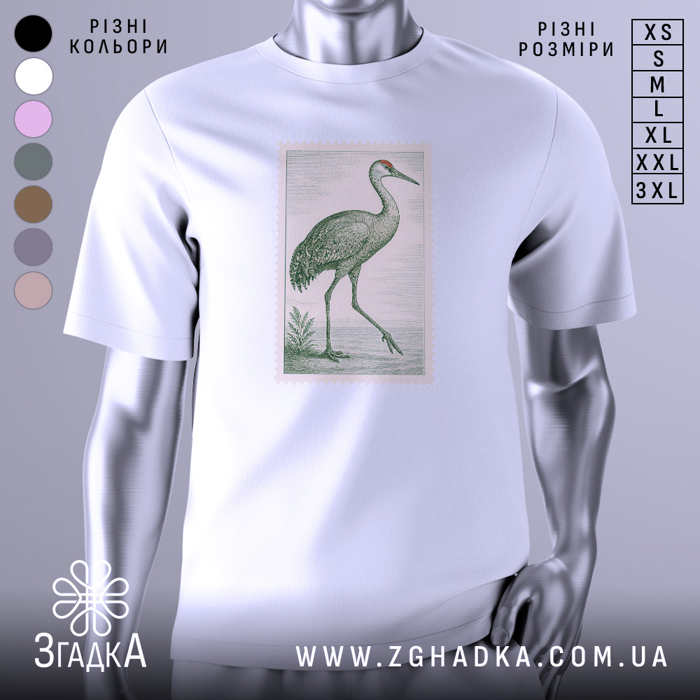 Futbolka Zhuravel Styl Elehantnist Ta Komfort 1 Футболка журавель стиль, біла футболка на манекені, з принтом журавля в зелених тонах, фон світло-сірий, принт оформлений у вигляді поштової марки.