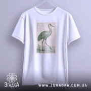 Футболка журавель стиль, біла футболка на вішалці, з принтом журавля в зелених тонах, фон світло-сірий, принт оформлений у вигляді поштової марки.