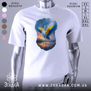 Футболка журавель України, біла, зображена з фронтального ракурсу, на фоні світло-сірого градієнту, принт з журавлем з розпростертими жовтими і блакитними крилами на фоні заходу сонця.