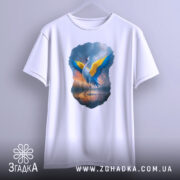 Футболка журавель України, біла, підвішена на вішалці, зображена з фронтального ракурсу, фон світло-сірий, принт з журавлем, що стоїть на воді з розпростертими крилами.