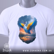 Футболка журавель України, біла, зображена зверху, на фоні світло-сірого, принт з журавлем з жовтими і блакитними крилами, прикріплений етикеткою з зеленим шнурком.