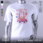Футболка жираф у машині, біла, зображена на манекені, фон світло-сірий, принт з жирафом у червоній машині з веселими деталями.