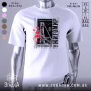 Футболка Житомир місто моє, біла футболка з коротким рукавом, зображена на манекені з металевим покриттям, фон світлий, принт містить чорні та червоні елементи з написом 'Житомир' і малюнком, що нагадує міст.