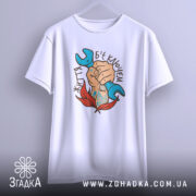 Футболка життя б`є ключем. Біла футболка підвішена на вішалці, принт з рукою, що тримає синій ключ, оточений червоними листям, добре видно. Фон світло-сірий.