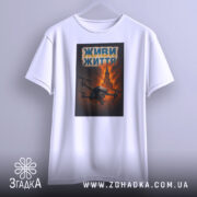 Футболка живи життя дрон, біла, підвішена на вішалці, фон світло-сірий, принт з дроном на фоні червоного неба та Кремлівської вежі, текст 'ЖИВИ ЖИТТЯ' у верхній частині принта.