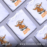 Футболка живи життя, біла, зображена з фронтального ракурсу, на фоні світло-сірого градієнту, принт з малюнком старця на скейтборді в оранжевому одязі, текст 'ЖИВИ ЖИТТЯ' під малюнком.