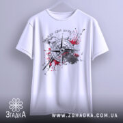 Футболка знайди свій шлях, біла, підвішена на вішалці, фон світло-сірий, принт з компасом та червоними плямами фарби.